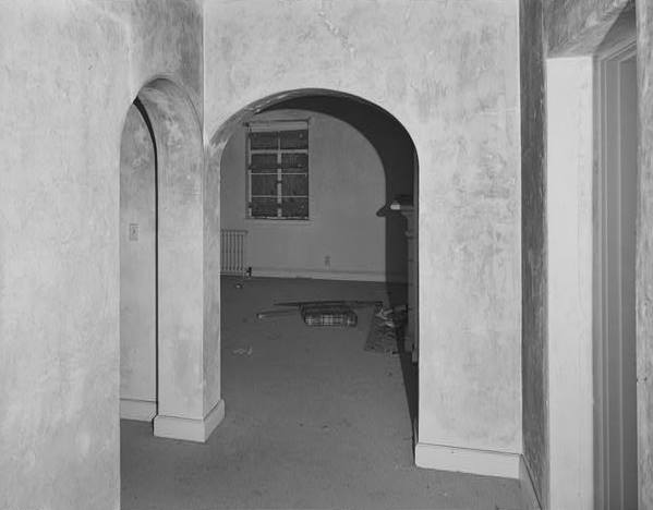  ENTRY HALL ARCHES, SOUTHWEST APARTMENT, SECOND FLOOR