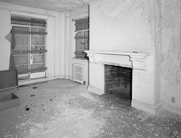 FIREPLACE IN NORTH APARTMENT, SECOND FLOOR, WEST SIDE