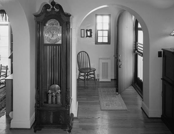  FOYER. ARCHED ENTRY TO DINING ROOM AT LEFT